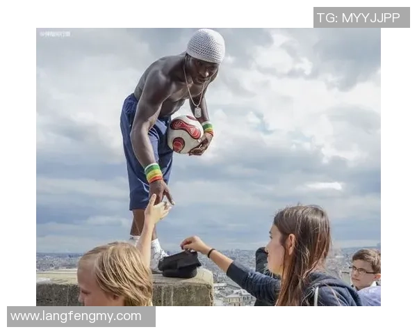 国外足球明星街头挑战真实球技引发热议粉丝反应精彩纷呈 国外足球明星街头挑战真实球技引发热议粉丝反应精彩纷呈