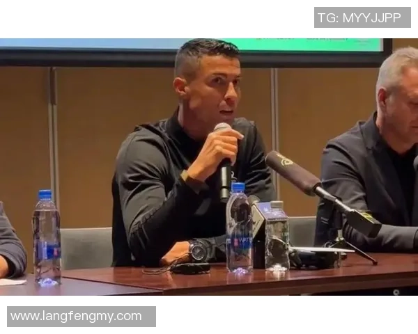 足球明星举酒杯庆祝胜利瞬间展现团结与激情的完美时刻