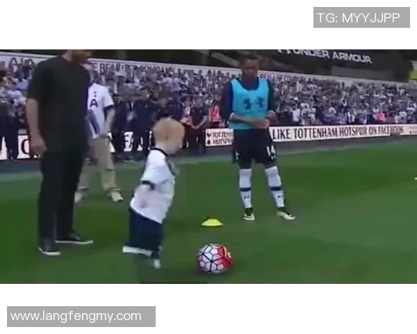 足球明星假摔精彩瞬间全记录揭秘球场上的戏剧性与幽默感