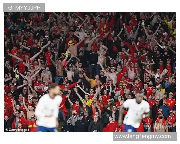 英格兰足球明星意外脱鞋子引发热议球迷纷纷围观现场趣事不断