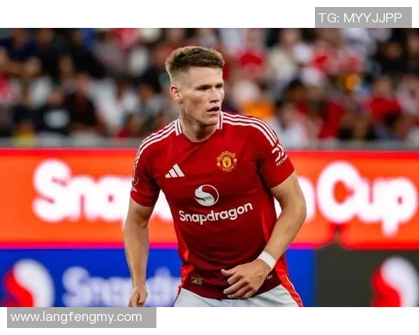 银背头足球明星的传奇之路与场上风采的完美结合 银背头足球明星的传奇之路与场上风采的完美结合