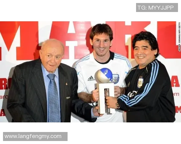 两位足球巨星同框合影展现球场之外的友谊与默契