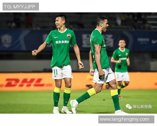 深圳足球队以79分领跑挑战赛积分榜展现强劲实力与团队合作精神 深圳足球队以79分领跑挑战赛积分榜展现强劲实力与团队合作精神